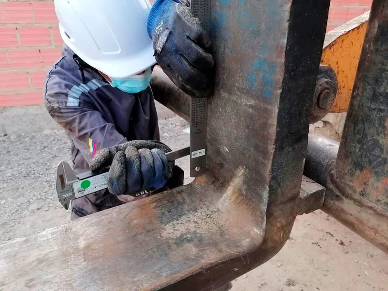Inspectora midiendo una herramienta