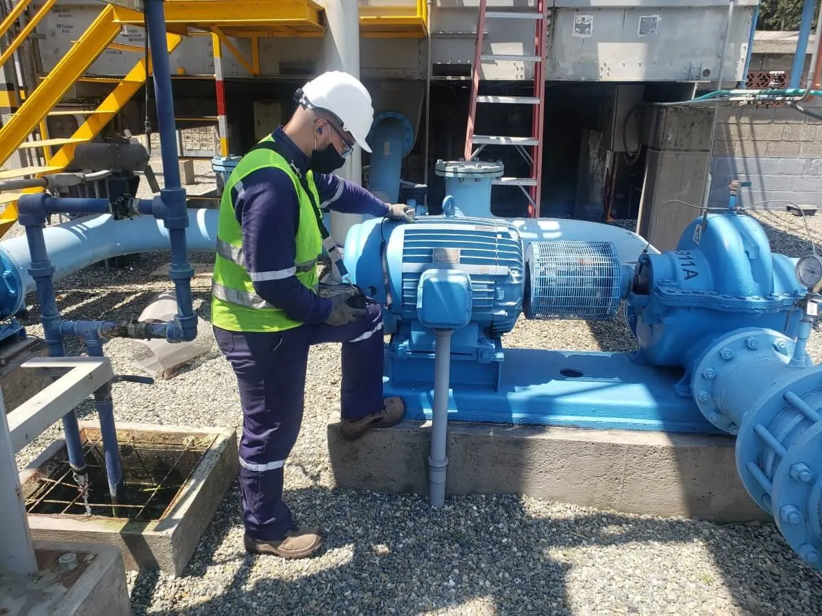 Inspector junto a un conjunto motor-bomba